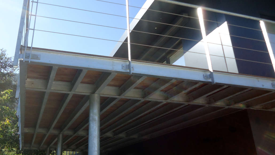Terrasse ossature métallique ; garde corps acier avec câble