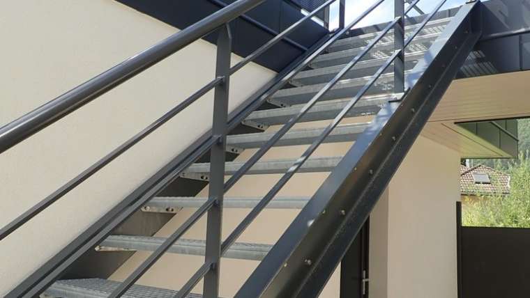 Escalier métallique caillebotis – Garde-corps tôle perforée