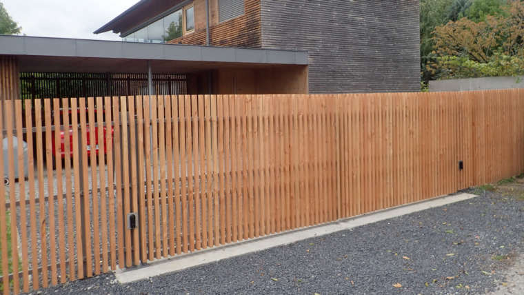 Portail et clôture : ossature métallique et remplissage bois en face avant