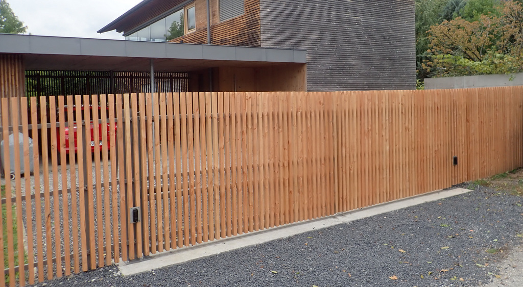 Portail et clôture : ossature métallique et remplissage bois en face avant