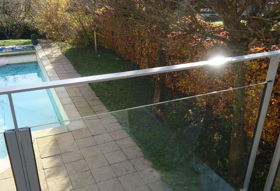 Garde corps vitrer pincer sur le coté
