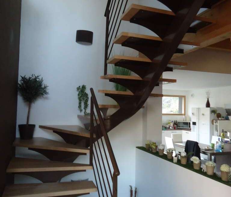 Escalier limon central – marches hêtre