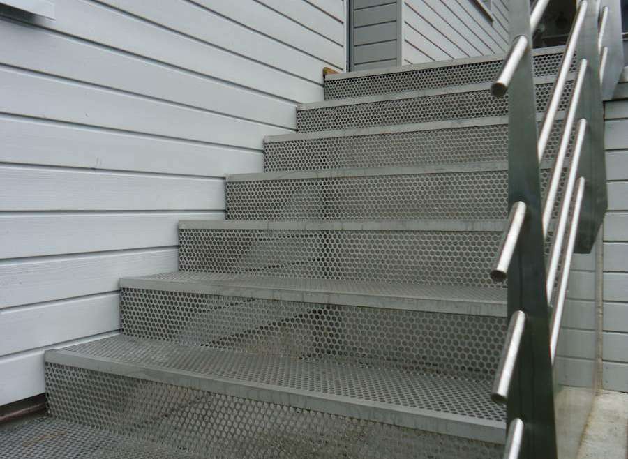 Escalier inox en tôle perforée