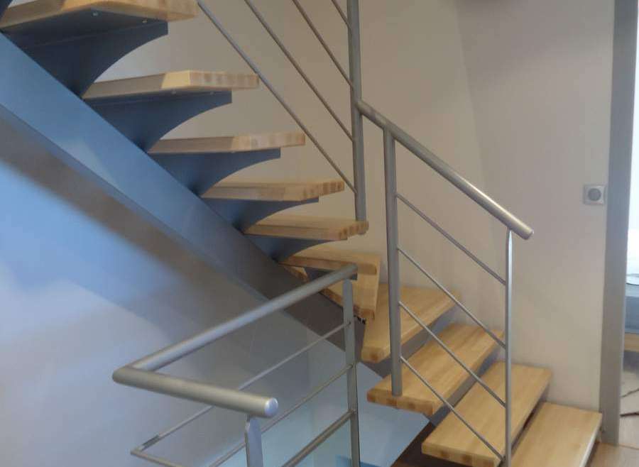 Escalier balancée limon central en acier