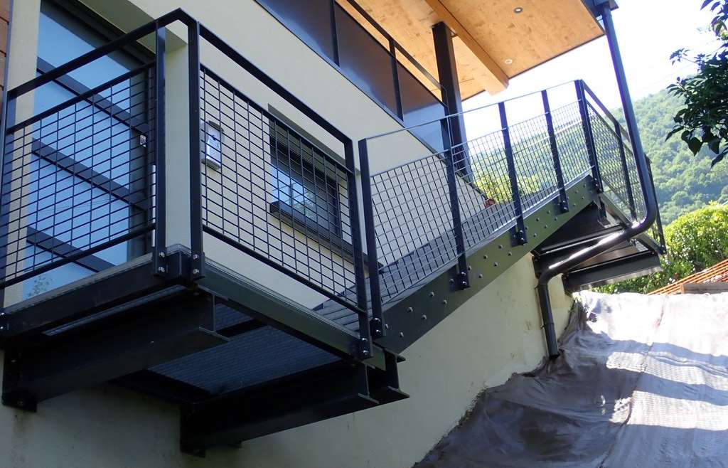 Escalier métallique – marches caillebotis – garde corps composition grillage
