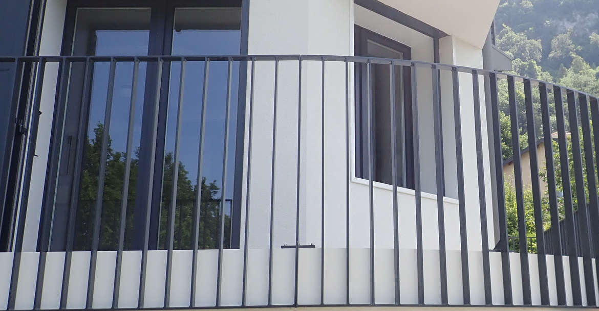 Garde-corps barreaudage vertical, cintrage et habillage de dalle