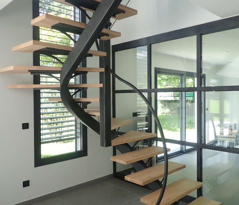 Escalier limon central avec verrière